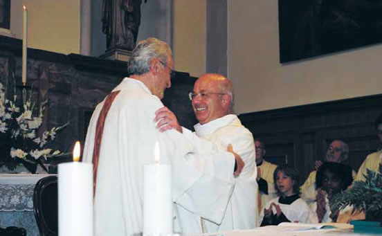 9 novembre 2008 - L'abbraccio tra i due parroci: mons. Rinaldo Somacal e don Giuliano